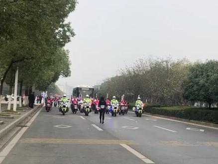 最后一名,这待遇太好啦#铜陵国际半程马拉松