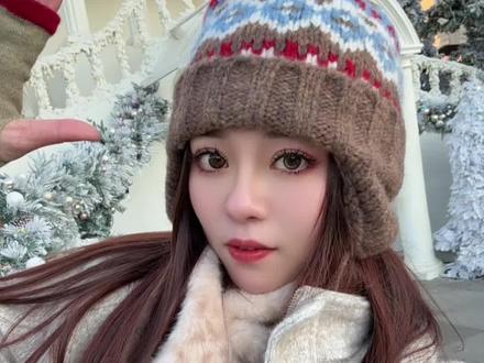 阿那亚提前过圣诞啦
点灯仪式定在12.6日和12.20日两天
你们还能赶上20号的点灯
帽子 围脖 手套必备品
带上你的闺蜜 不需要说话 只需要疯狂出片就好
点灯仪式20号5.20,4期小镇30米巨型圣诞树同步亮灯,亮灯10分钟后开启人工飘雪,蓝调时氛围感封神。
#阿那亚童话月 #vlong十亿流量扶持计划 #都市逃离计划 #圣诞节的仪式感 #阿那亚拍照