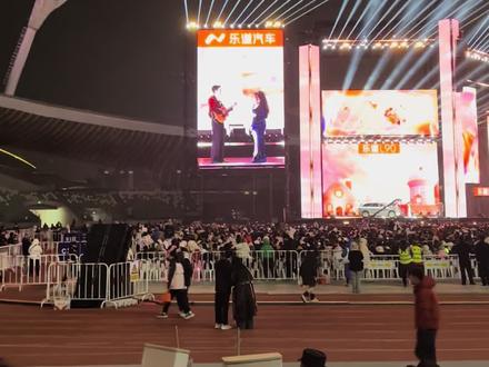 我也是亲眼见证明星求婚了❤️#2026年浙江卫视跨年演唱会#李川求婚锤娜丽莎