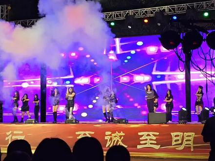 班上娃娃,校园文化艺术节的表演!!#感受一下校园现场感染力 #文艺晚会现场演出 #演出燃爆现场 #文艺晚会现场 #青春活力的校园文艺汇演
