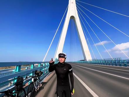 我想趁年轻去感受生命的多样性,也许多年后经历了社会生活的打磨,少了那份心气,但也不会后悔
这条路的尽头,通向的从来不是某个坐标,而是一个越来越熟悉,越来越欣赏的强大的自己#公路车#骑行 #海文大桥#环海南岛骑行