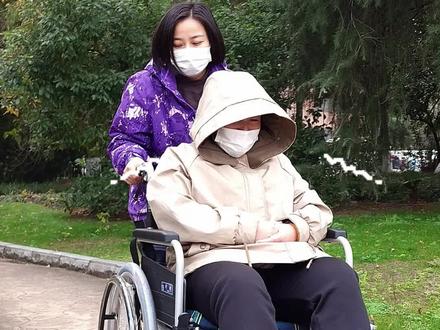 协助老人推行轮椅上台阶的操作技巧 #护理老人的专业知识 #老人护理 #瘫痪老人