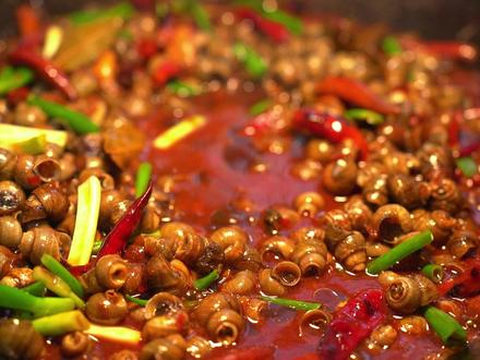 为了吃上田螺,婆婆连后槽牙都在使劲,一口饮料一口螺肉,根本停不下来#我的乡村生活 #婆媳 #香辣田螺