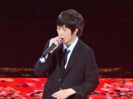 阿信手都摔流血了😭阿信说以后可能不和F3一起唱歌了😭#阿信摔下舞台 马上出来唱歌😭12月22日上海尾场#五月天阿信 #恒星之城巡回演唱会 #F4上海演唱会 #阿信