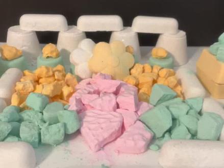 我的攻略目标是家里收养的哥哥,我舔了他十八年,最后死在他向姐姐告白的当天。
他总说讨厌我,我以为我死后他会和姐姐百年好合。
谁知道他在我的墓前,哭得像个孩子。一遍遍地求着我:「二小姐,别丢下我一个人好不好?」
#小说 #小说推荐 #小说推文 #追妻火葬场 @DOU+上热门 @DOU+小助手