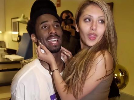 科比的巅峰不止赛场,还有永远为他呐喊的瓦妮莎……
谁不想打球时,有个满眼是你的女孩在看台上……
科比告诉所有男生:爱对了人,比总冠军更耀眼……#科比 #科比瓦妮莎 #NBA #湖人 #科比女儿