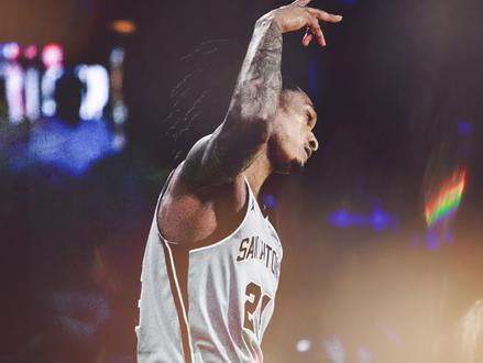 文班亚马复出,马刺11-109淘汰雷霆,进入NBA杯赛决赛,并且终结了雷霆的十六连胜,雷霆输球问题不大正好调整调整,找找球队的问题,前面也说过了可能有球队在单场淘汰赛击败雷霆,但在一轮系列赛中还是很难#马刺力克雷霆进决赛 #文班亚马 #詹姆斯 #马刺终结雷霆连胜