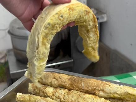 卷煎 山东人的年夜饭怎么能少的了卷煎?鲜嫩Q弹,不柴不散香而不腻的卷尖秘诀分享给大家。不论是做个卷煎杂拌汤还是卷煎扣碗,你绝对会在年夜饭上封神。#家常菜#过年仪式感从腊月开始 #年夜饭#卷煎#农村美食