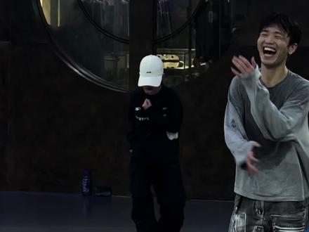 来看帅哥👀(站在前面那位),顺便看一下我自己处理的捶心口够不够痛🫣#小泉编舞 #第三个吻痕 #编舞 #多多哆唻咪发嗦 #抖音潮流舞蹈地图