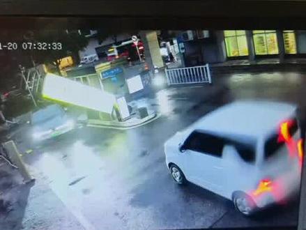 2026年1月20日7时30分许,我爸驾驶吉利熊猫电车准备送小孩去幼儿园,在出小区大门时,突发加速失控、刹车失灵事件,导致车辆直接冲出小区道闸后,失控径直冲向人行道共享电单车堆,车子仍未有减速的迹象,继续朝主干道冲去,车轮底盘在拖拽一辆共享电单车仍行驶70米后,最终采取紧急避险措施撞上一辆出租车尾部,最终车辆才停驶,造成2车不同程度损毁及公共财物受损的情况。有小区大门监控视频、交通事故现场照片。后联系4S店,到下午经现场勘察,及提取事发时监控视频,并《申请查看数据申明》。
1月26日,4s店提供厂家数据分析报告及吉利汽车结论。我爸在轻点油门起步出小区大门,但加速踏板行程值瞬间飙到到100%的情况下(此时车辆处于失控状态),吉利汽车厂家仍然将此次事故原因归结为客户误将加速踏板踩到底,未及时制动导致,数据分析完全背离事实真相,与一个有担当、讲诚信的企业形象格格不入!
吉利熊猫突然加速失控,我爸确信立即踩左侧刹车踏板,过程中尝试点刹、踩死、松开踏板均无效,且人的正常反应逻辑及老司机的肌肉记忆不可能在事发前及碰撞后仍全程踩死油门无任何变化,尾灯一直不亮,全程视频可查证属实,请求各路媒体倒逼吉利汽车介入事故调查,还消费者一个公道。谢谢!#吉利熊猫加速失控