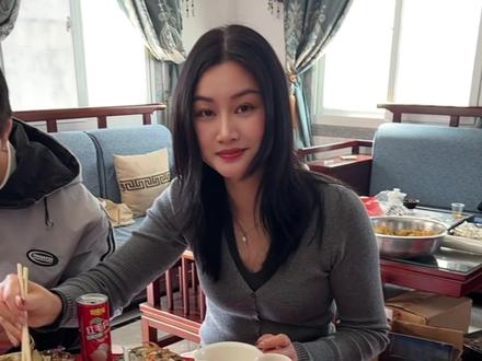 相亲相爱一家人🧑🧑🧒🧒家和万事兴
最好的年味,是家人在侧,笑语盈堂,
岁岁常欢愉,年年皆如意🫰🫰
烟火起,照人间,举杯敬此年
愿我们:年年岁岁常康健
岁岁年年常相见!#初三回娘家#闽南习惯#滚锅肉#我的奶奶#相亲相爱一家人