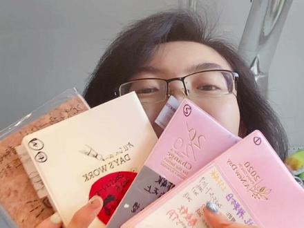 我把八年时间装进了这四本四年日记当中,有三年日记也有五年日记,我把四季手帐本改了一下变成了四年日记,记录每天的成长,infp千万不要写每日一页的日记,一定会空本,infp就写月周记就好了,时间轴也写不满。
2025年我的手帐体系是:paperideas A5时间轴手帐本,几块钱买的,过期本改的日期,还有48元的MUJI无印良品月周记A6手帐本,还有四季的改装四年日记本子,还买了轻听A7每日一页,但是发现用不下去,很多空白页。
希望张真源也养成记日记的好习惯哦!可以记月周记,一周两页的那种。
#infp #冰灵奇境 #手帐 #无印良品 #文具安利 @抖音媒体内容优推官 @抖音知识 @在抖音学习 @DOU+小助手 @DOU+上热门