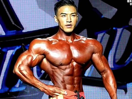 中国健美经典战役💯炸翻韩国金俊浩职业赛💪何局健体夺冠留力匹兹堡🏆李伟和刘凯极致表现让人激动🔥李伟212职业赛首秀赢了韩国老将阿姜🤔作为去年奥赛212第14名✨李伟赢他直接爆火🏄🏻♂️怪物股四和类似早期波斯狼质感🌊我真的太喜欢他!除了背之外形体总体均衡👍刘凯则是上肢大了一圈⭕️打韩国小将没问题,祝贺凯哥@IFBB PRO传统.李伟 @刘凯 IFBB PRO #健美 #古典健体 #奥赛 #精神氮泵 #奥赛显微镜