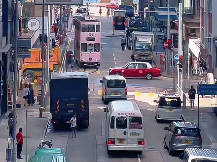 香港旅游攻略,经典2日游❗人均800(附路线 争取每年更新一次的香港旅游攻略,2025版来啦!路线依旧是经典景点:尖沙咀(星光大道/天星码头/天星小轮)、湾仔(金紫荆广场)、中环(太平山顶缆车/太平山顶/中环摩天轮/半山扶梯)、坚尼地城、油麻地旺角citywalk。保留我们自己也非常喜欢的环节:玩磅重机、坐叮叮车、坐落日飞车、打卡所有目的地路牌、上金融管理局看维港和中环~
行程没有大改,我们仍然觉得这个路线不走回头路,更加懒人友好~一年下来结合大家建议,主要变化①增加点和点之间的地图路线②增加了旺角油麻地逛吃路线、中环半山扶梯逛吃路线的推荐list③湾仔码头到聪嫂甜品的路途把出租车改成了巴士(有小宝反馈不太好打车)
希望大家都能耍得开心!
#烟火气是中国城市的舒适区 #寻找中国最美城市 #交换旅行新灵感 #青年创作者扶持计划 #香港