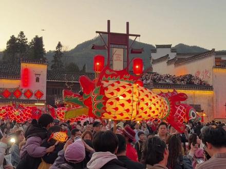 #呈坎 #鱼灯 #徽州 #徽州鱼灯 #皖南 2026年春节正月初五成功打卡徽州鱼灯,从市区出发到返回,全程5小时,其中车程2小时,观赏鱼灯表演1小时,跟着导游游呈坎古村1小时,剩余1小时排队