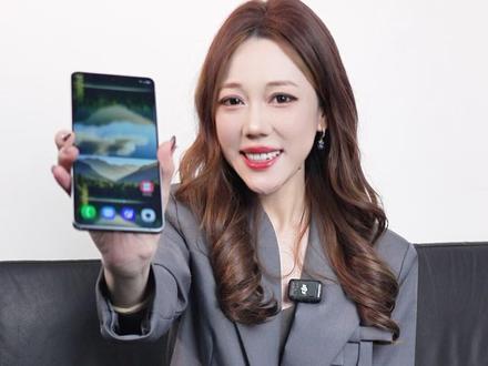 别再用原生桌面了!这样改才是旗舰玩家的审美 Galaxy S26 Ultra,不止于强悍的性能,更在于对每一处细节的优雅掌控。
通过自定义布局,重构桌面的视觉秩序:让每一个图标都归位,每一张壁纸都贴合心境。
在清晰与秩序中,让手机不仅是工具,更是生活的审美表达。
#三星Galaxy #S26Ultra #高端数码 #桌面美学 #极简高级