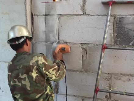 水电开槽打槽技巧,水电开槽深度和宽度,水电安装开槽视频教学#水电工 #农民工