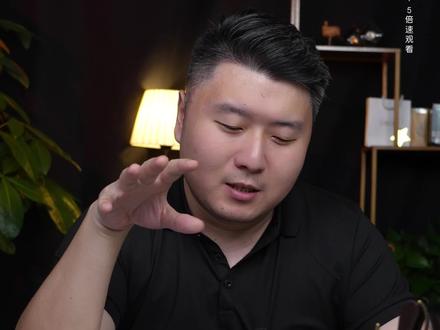 送给粉丝的一封信! 致我的短线同路人:交易如镜,照见本心
亲爱的粉丝朋友们:
后台总收到大家的留言,有朋友说我观点太“硬”,不够委婉;也有朋友问,为什么总把“对就是对,错就是错”挂在嘴边。今天想和大家掏掏心窝子,聊聊短线交易,也聊聊我为什么做这样的“直性子”。
做短线这些年,我深知它的本质是和时间赛跑、和市场博弈。就像战场上的士兵,信号来了要立刻冲锋,危险来了要马上撤退,犹豫一秒可能就是生死之别。“杀伐果断”不是装强硬,是短线的生存法则——机会来了敢上,错了要认,止损要快,挨打要立正。
见过太多人栽在“侥幸”里:走势不及预期还想“再等等”,观点被证伪还嘴硬“早想到另一种可能”。但市场只认结果。止损为什么比止盈重要?因为一次大亏损可能吞噬十次小盈利,学会“认错”,是给下次机会留余地。就像养家老师说的“该弱不弱则为强,该强不强则为弱”,市场信号永远直接,是我们总爱加“滤镜”。
有朋友问,为什么不把观点说“圆滑”些?正说反说都对多安全。但短线要的是“确定性”,不是“可能性”。如果一个观点正反都对,对决策有什么用?推股票列几十只“股票池”更没意义——龙头就那么几只,连板龙、强趋龙各一只,热点板块两三个,自选股不会超8只。给得多等于没给,不如直指核心,哪怕错了,也能清楚复盘问题。
周末和同行交流时,我确实“怼”了些朋友。不是挑刺,是不认同左右逢源的态度。投资建议不该是“万能话术”,我们拿真金白银博弈,要的是“直击要害”的判断,不是“怎么说都对”的安慰。也许会得罪人,但短线世界里,真诚比“人缘”重要,这才对得起大家的信任。
有人困惑巴菲特和养家老师的“恐惧论”为何不同?其实是逻辑有别。巴菲特做长线价值投资,市场恐慌时是布局良机;短线做的是“情绪周期”,市场强分歧、大家恐惧时,往往是退潮信号,“更恐惧”是为避风险、保本金。就像种田,有人春种秋收,有人抢时令种快菜,逻辑不同,节奏自然不同。
总劝新手,进市场先别买股票,先想清自己的模式。是做长线等价值成长,还是做短线追龙头?模式是获利的利刃,不能拿匕首打阵地战,也不能扛大炮搞突袭。短线的“利刃”,是明确信号、果断执行、坦然认错。
可能我说话太直,让一些朋友不舒服;也可能得罪了同行。但交易该纯粹:市场给信号,我们做反应;对了总结,错了复盘。没必要搞玄乎,更不该用“话术”藏拙。
感谢你们做我的“同路人”,愿意听我讲这些“不圆滑”的实话。