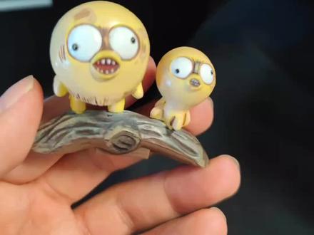木魅(又称木灵),旧指有灵魂的老树成精所变成的精怪,是长寿古树所产生的精魅的统称,具体名目、形态不一。在中国传说中,基本是无害的山野精灵。在日本传说中,还与忠贞的爱情有关。
木魅的概念最早源于中国,南朝·宋·鲍照《芜城赋》:“木魅山鬼,野鼠城狐,风嘷雨啸,昏见晨趋。” 南朝·梁·吴均 《吴城赋》:“木魅晨走,山鬼夜惊。” 唐·李白《过四皓墓》诗:“木魅风号去,山精雨啸旋。” 明·高启《送曾主簿之平乐》诗:“木魅长欺客,花蛮少学农。” 清·纪昀《阅微草堂笔记·滦阳消夏录三》:“此物非木魅,亦非山魈,盖僬侥之属。”
按中国的说法木魅实际上应该是树木的精灵,但是在《鸟山石燕》中舍“灵”而取名为“魅”可能是为了增加其妖怪的意味。相传木魅外表与普通的大树差不多,但是它可以在山林中灵活迅捷的穿梭。具有强大灵力的木魅并不会主动地伤害人,如果有人想要伤害它那个人就会腹痛,有过有人砍掉它,那么伐木的那个人乃至全村的人都会遭遇很大的灾难和诅咒。所以当地人通常会标记出有木灵存在的树木。以阻止他人砍伐。
古人很早就相信“树精”的存在—他们认为长寿的老树就会产生“木魅”,并常用“山精木魅”这个词组,来统称山野间出没的小精怪。木魅有不同的形象化身。晋代《玄中记》说:“千岁之树,精为青羊;万岁之树,精为青牛。”据记载,汉桓帝时,有一头青牛自河中冲出惊驾,被一斧子砍了头,人们就说这可怜的牛是一只修行万年的木魅。晋代志怪小说《搜神记》中,还记载了一种有具体名字的木魅:三国时,建安郡太守敬叔派人砍伐老樟树时,逮到一只形如黑狗、长着人脸的木魅。一查《白泽精怪图》发现这种木魅叫“彭侯”。混不吝的太守把这只倒霉彭侯煮成了下酒菜,据说味道还挺像狗肉。
至于为什么说木魅与忠贞的爱情有关,那是因为在《高砂》上记载的这样一个关于“相生松”的故事:相传高砂 的一株古松和住吉的一株古松是夫妇相生松,但高砂、住吉两地相隔遥远,所以有很多人对此不解。有一次肥后国阿苏神社的神主友成在高砂游览时,遇见一对老夫妻在一边赏景一边打扫树荫下的杂物,于是上前询问此事。老人回答说是夫妇的爱情默契跨越了地域的界限,而这两位老人正是高砂和住吉的松树精。至今日本的婚礼还有演唱谣曲《高砂》的习俗,意在祝福夫妻二人白头偕老。因此木魅的的名字不像其它妖怪的名字那样充满鬼气,反而透露出浪漫的味道。