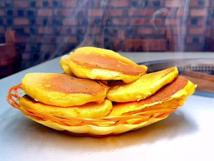 铁锅炖的经典贴饼子教程来啦!表面金黄,外焦里嫩,满满的玉米醇香!你喜欢吗?#我的乡村生活 #大人小孩都爱吃 #大锅贴饼子做法 #跟抖音学做菜 #美食教程