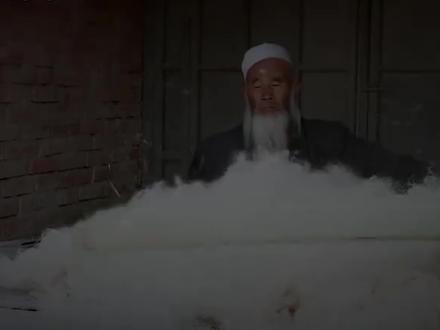一条毡从选毛到成品,中间历经打毛、除油、弹毛、铺毛、揉毡、洗毡、揉边等十道工序。马舍勒十六岁就跟上父亲学擀毡,十年苦学,春去秋来,他才成为一名被人们认可的毡匠…#老手艺 #非物质文化遗产 #擀毡 #甘肃临夏东乡族自治县#制作过程