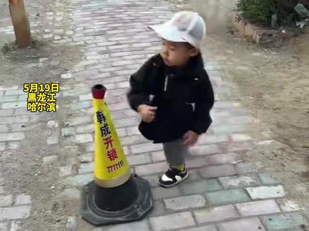 2岁多宝宝调皮不听话,被妈妈“一脚搞定”!“熊孩子”秒变“乖宝宝”! 妈妈:实际行动比讲道理更管用一点!#萌娃#顽皮小孩 #熊孩子搞笑日常 #孩子教育 #总有温暖在身边 (视频来源:@一只🍐 )