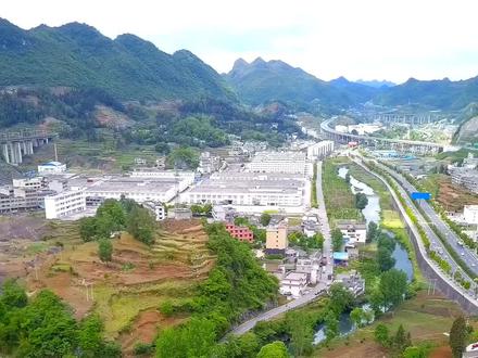 航拍贵州省毕节市织金县乡镇《绮陌街道》路过的朋友帮忙把小红心❤点亮一下,喜欢的朋友可以关注一下🙏#航拍最美的家乡 #多彩贵州dou #毕节织金 @抖音 @抖音小助手