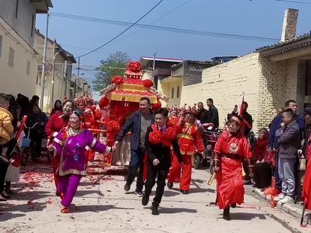 山西民俗:八抬大轿迎新娘—颠轿#花轿接亲 #传统婚礼习俗魅力乡村风土人情 #见证爱情最美的样子 #婚礼现场嗨翻天