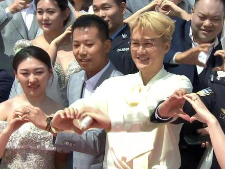 520当日|吴克群助阵草原集体婚礼演唱《为你写诗》 谁还没刷到这场草原浪漫盛宴!
呼伦贝尔谢尔塔拉农牧场现场
吴克群深情开唱《为你写诗》
熟悉旋律一响直接梦回青春🎤
不止倾情献唱
还暖心和新人近距离合影留念
一起携手放飞满满幸福气球
漫天气球腾空而起氛围感直接拉满
歌声温柔满眼皆是爱意
每一帧都是治愈人心的暖心瞬间
#吴克群 #为你写诗现场 #呼伦贝尔 #谢尔塔拉农牧场 #呼伦贝尔农垦集团
