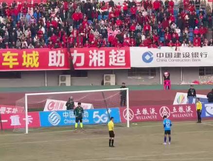 看完娄底对永州,有3个疑问,第一永州队进的头球为什么不算,第二画面对球迷的时候中场是不是打了三次架,第三,为什么娄底队球员拉扯都不判罚的?