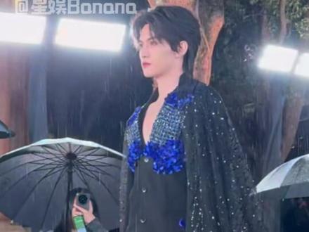 #云旗濮院高定周走秀 这次雨中走秀真的做到人衣合一具象化!这个云旗一点不辜负设计师亲邀,还是太争气了!#云旗领闭走秀 #云旗濮院高定周