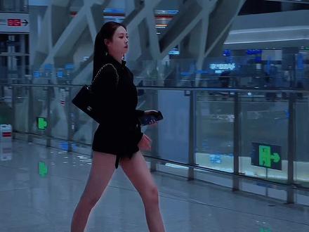 海来阿木《嘉禾望岗》|《嘉禾望岗》是海来阿木演唱的单曲,2026年1月22日零点上线,由海来阿木与吴欢共同作词作曲、吴欢编曲制作,采样广州地铁嘉禾望岗站的报站声,以离别为核心情感,引发广泛共鸣。以下是核心信息:
一、创作背景与亮点
• 灵感来源:聚焦广州嘉禾望岗站的“离别基因”——该站是2号线终点站、3/14号线换乘站,向北通白云机场、向南达广州南站,是毕业、情侣、“广漂”等人群告别与出发的交汇点,被称为“青春分岔路”。
• 创作历程:2021年已有Demo,海来阿木曾在嘉禾望岗附近居住,结合自身体验打磨歌词,如将副歌结尾改为“我红着眼眶站在原地”,强化画面感与留白。
• 编曲巧思:融入地铁真实报站声,搭配弦乐与氛围感编曲,海来阿木用叙事感嗓音演绎离别怅然,副歌“下一站我们就各奔东西”极具画面张力。
二、歌词与主题
• 核心意象:以地铁空间为载体,借“空荡荡的地铁”“孤单单的我和你”等场景,道尽分手、离别、青春记忆的不舍与遗憾。
• 情感层次:既有“痛得不能自已”的直白伤感,也暗含“前路各珍惜”的祝福,结尾“若春日不迟,相逢终有时”赋予温暖底色…|#海来阿木 #嘉禾望岗