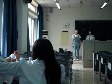 《地狱少女》真人电影丨cos自制丨冷圈产粮丨cos视频 为了填年少时的入坑作的坑,所以我们一群有着共同爱好的女孩子聚在了一起。
非常感谢出镜的每一位演员和幕后的工作人员!特别是几个姑娘,大家都不是表演专业的学生,在课余抽出时间来完成了这次的创作,当然最终的成效我觉得也已经非常棒了。
拍摄期间也出了各种问题,突然的暴雨预警,剧本都给我吹走了。后续拍摄在宿舍的时候设备也没有电了,但是不能耽误时间QWQ下次的话不知道什么时间大家都有空,特别土豆还是专门从外地过来的,所以有几个镜头拿手机拍了。带的烟饼也不方便点,最后黑黢黢的环境补光灯也没有电了()反正就是各种磕磕绊绊吧orz
最后再次感谢各位!希望我们以后也能够共同进步!@芥末土豆0v0 #电影感 #地狱少女 #cos视频 #校园微电影