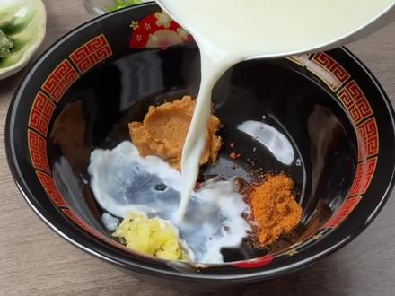 牛奶味噌辛辣面
偶然看到的创新吃法,试做后发现真的很惊喜!汤底有浓郁的味增拉面风味,推荐大家尝试。
★ 材料(1人份)
· 辛辣面 1包(汤粉用半包即可)
· 水 250毫升
· 牛奶 300毫升
· 白味噌 1汤匙
· 蒜瓣 2个(磨成蓉)
· 麻油 1茶匙
· 可选配料:玉米、溏心蛋、葱花、紫菜
★ 做法
1. 在大碗中放入味噌、蒜蓉、麻油和半包汤粉
2. 将水和牛奶一起煮开,放入面饼煮至喜欢的软硬度
3. 煮好后,先舀热汤冲入碗中搅匀,让味噌完全融化
4. 放入面条,加上喜欢的配料即可
提醒:一定要用白味噌,不会太咸。煮牛奶时要小心看火,很容易溢锅!
#美食教程 #教你做美食 #懒人美食 #泡面神仙吃法