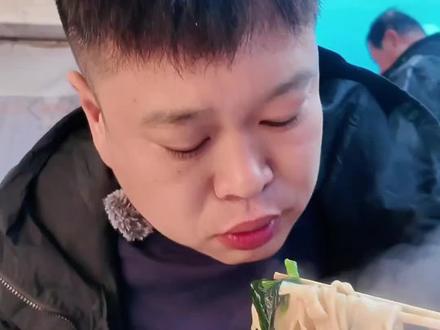 面条在碗中舒展,像一条沉睡的河,汤汁微漾,映着冬日暖阳。他低头轻啜一口,热气氤氲上眉梢,仿佛时光也慢了下来。这碗老式板面,不只是填饱肚子,更是一口人间烟火,一缕旧日温情。#美食 #唐山 #记录真实生活 #抖音美食推荐官 #人间烟火
