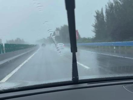 在雨天开车,6个安全设置要会用! 开比亚迪遇到下雨天,一定要打开的6个安全设置,尤其是最后一个设置关键时候能保命,用车知识分享,今天是第36期,#比亚迪 #雨天开车的正确方法 #海狮06 #宋pro #后视镜加热