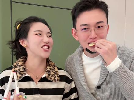 香奈儿还是劳力士? #情侣挑战 #夫妻日常搞笑#扫雷吃东西挑战