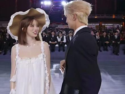 紫霖被抬出来#龙浩天 妹妹后面那个灯光好美呀@龙悦🐰(龙浩天妹妹) @紫霖-爱乐L
