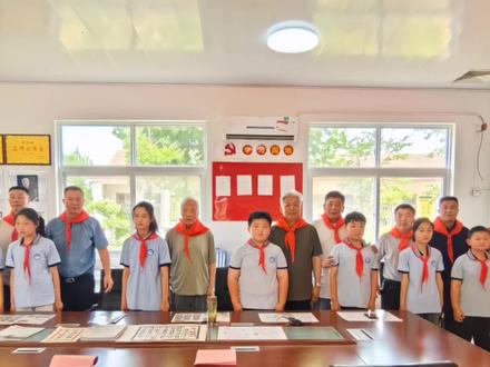 书画进校园 走进郭店小学
“为人师表”
40年前,蒋公开征先生为吴村镇郭店小学教师挥毫写下“为人师表”牌匾,墨香浸润岁月,笔力风骨依旧。今日九十一岁的蒋公再次来到郭店小学看望师生,并再次提笔蘸墨,挥毫写下“立德树人”“为党育人”等苍劲有力的作品。同行的韩益先生、马培钧先生、燕一群先生,老艺术家们以笔墨寄情怀,以丹心传薪火,在校园里续写跨越时空的文化故事。美术教研员高文明老师,书法家协会郝亚同主席、孔卫老师提笔创作,亦见证着书法艺术与教育沃土的深情联结。郭店小学王涛校长,带领书画家们参观韦同禄老师的“济宁市名师工作室”拓印版画的师生展示,给与非常高的评价,见证了校本课程的艺术魅力和对学生们的深远影响。#校园 #见证成长 #传承文化