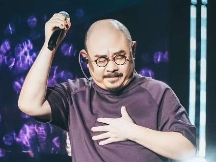 刀郎斩获四项大奖,有情天犀利拷问 刀郎在腾讯音乐榜2025年度榜单中获得四项大奖,展现了真正音乐的魅力。与此同时,有情天对村芳进行了犀利批判,指责她直播时间不合理、穿着打扮和音乐风格不佳等问题。刀郎的经典曲目并非村芳主动放弃演唱权,村芳若想走得远,需反思自己的行为。#刀郎