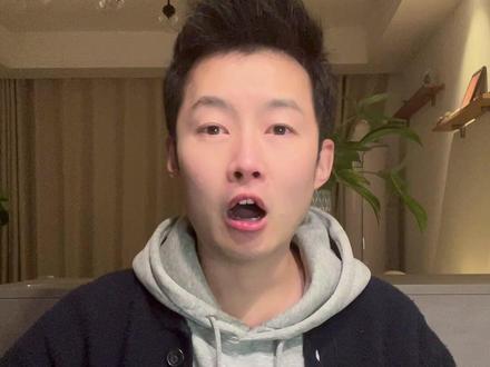 王鹤棣宋茜新片《星河入梦》定档|你在逃避现实吗?🧠 2 月 17 日,大年初一,
由王鹤棣 / 宋茜主演的电影《星河入梦》现已定档。
电影讲的是近未来,
虚拟梦境系统 “良梦” 问世,
你可以定制人生、随时圆梦,
不用努力,也能轻松“躺赢”。
听起来是不是很爽?
可问题是——
当梦比现实更容易赢,
你还愿意醒来吗?
一场危机悄然发生,
越来越多的人被困在梦里出不来。
“良梦”管理员彪哥(王鹤棣 饰),
不得不唤醒沉睡的舰长思蒙(宋茜 饰),
两个人双人成行,穿梦闯关,
把所有人从梦里救出来。
但这部电影真正戳人的地方在于:
它问了我们一个现实问题——
如果人生太难,
我们是不是都会选择躲进梦里?
从潜意识角度看,
当一个人长期受挫、无力、看不到回报,
潜意识就会替你制造一个
“马上成功、立刻被肯定”的世界。
所以你不是懒,
你只是太想赢一次了。
如果你发现自己最近很想逃、很想躺平,
可以先记住三件事:
第一,别否定自己。
想逃,本身就是潜意识在保护你。
第二,给现实降温。
别要求马上翻盘,
只完成一件今天一定能做到的小事,
让潜意识重新感受到:
“原来醒着,也能赢一点。”
第三,不要一个人硬扛。
当你开始只想活在梦里,
往往不是你不行,
而是你太久没有被真正理解过。
《星河入梦》里,
他们进入梦境救人;
而现实中,
你要做的,
是把自己,一点点拉回生活。
2 月 17 日,大年初一,
走进影院,
在《星河入梦》里,
也许你会明白——
你不是不想活,
你只是太累了。
#宋茜 #王鹤棣 #星河入梦 #潜意识 #qhht