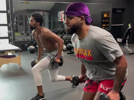 丁威迪的「肌肉弹簧」训练法 🔥【NBA休赛期黑科技|丁威迪的「肌肉弹簧」训练法】
🏀离心速度革命:
“想象用力砸网球 vs 轻轻放下——哪个弹更高?”
👉 今日测力台数据刷新休赛期纪录:离心峰值速度=弹跳蓄力的核燃料
⚡️职业级爆发力配方:
✅ 抗阻冲刺:把跑道变成弹射器
✅ 小腿等长收缩:打造跟腱碳纤维
✅ 弹性训练:让肌肉学会“自动回弹”
💡 抗衰终极公式:
>> 离心速度提升1% = 实战扣篮高5cm
>> 等长收缩时差0.1秒 = 变向过人快半拍
📊 为什么专注「离心阶段」?
“落地比起飞更重要——
NBA球员90%膝伤发生在减速瞬间”
👇 收藏!普通人也能练的3个「网球弹跳原理」动作 #篮球体能 #爆发力训练 #离心训练 #运动科学