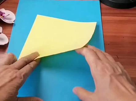 剪对称图形,对称图形怎么剪呢?今天我们来一起学习剪对称图形,剪小鱼,#第一,我们把一张正方形纸对折,第二,画图形,第三,沿着线条剪图形,第四剪好的图展开。你准备好了吗?#剪纸 #零基础学画画 #亲子手工 #手工制作 #小妙招 。