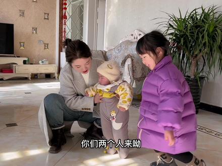 小岩大年初一去拜年,教两闺女给爷爷奶奶磕头,梓依学的有模有样 #磕头 #跪拜礼 #发红包 #要压岁钱的正确姿势