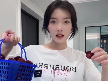 杨梅虽然好吃 但是汁水滴在身上是很苦恼的 今天教你们不花一分钱快速去除杨梅汁#杨梅汁怎么洗