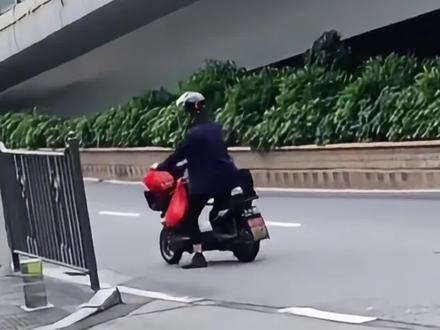 厦门电动车限行避坑指南 | 必看的出行小贴士
🚴♂️宝子们,厦门骑电动车的注意啦!这些限行路段可别踩雷,不然分分钟被罚,我今天就来给大家划重点,快码住这份避坑指南👇
🚫【限行路段大揭秘】
成功大道、环岛干道:全线限行,别心存侥幸哦!
思明区:湖滨西路-东渡路以东、仙岳路以南、嘉禾路(仙岳路口至莲坂转盘)以西、厦禾路以北区域,以及文屏路、文曾路、龙虎山路、文园路、思明南路、思明北路、鹭江道等地,都是限行区域,出行前一定要规划好路线,避开这些地方。
湖里区:长岸路(兴湖路口至南山路口)以东、兴湖路(长岸路口至石鼓山立交桥)以南、嘉禾路(石鼓山立交桥至南山路口)以西、南山路(嘉禾路口到长岸路口)以北区域,以及嘉禾路(南山路口至仙岳路口段)、长岸路(南山路口至仙岳路口段)也不能骑电动车,记清楚咯。
桥梁、隧道:所有禁止非机动车通行的桥梁、隧道,电动车更是不能通行,违规会被处罚。
🚴♀️【特殊行业电动车】
在思明区、湖里区注册登记的邮政、快递、报刊投递、送餐、送气等特殊行业电动自行车,虽然不限行,但也不能驶入成功大道、仙岳路高架桥等城市快速路和所有禁止非机动车通行的桥梁、隧道哦。
🌟【出行小贴士】
出门前先查好路线,避开限行区域。
遵守交通规则,安全第一。
特殊行业的电动车也要注意限行路段哦。
宝子们,厦门的电动车限行路段一定要记牢,不然就像我之前一样,被交警拦下才后悔莫及。出行前多留意,祝大家一路顺风。如果觉得有用,别忘了点赞收藏,也欢迎在评论区交流更多出行经验哦。
#限行规定 #厦门限行路段 #厦门骑电动车 #厦门电动车 #电动车