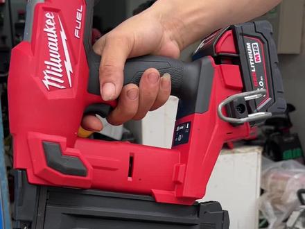 告别笨重的空压机了😃#米沃奇#米沃奇锂电工具#木工锂电钉枪#五金工具