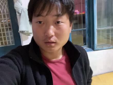 农村下雨天屋里特别潮湿,烧点大炕去潮气,晚上对付吃点饭菜 #韩式炒年糕 #农村美食 #农村生活