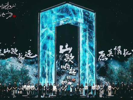 鸿雁于飞 :一年前的上海,她来了;企盼一年,线上版重温经典! 让刀迷们心心念念的线上版已经各平台上线了,相较于演唱会版本,线上版本层次感更分明。#刀郎 #鸿雁于飞 #上海演唱会 #新疆演唱会现场 #刀郎新歌