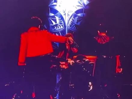 《美杜莎》完整版TF家族新音舞台
2025/12/28
#tf家族新年音乐会 #TF家族四代#TFING#top登陆少年 #橹穆